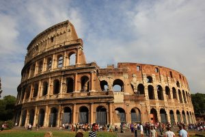 Koloseum - miejsce chętnie odwiedzane w Rzymie